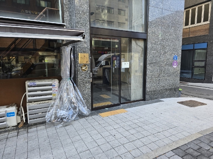 대상물건 공동출입문 전경