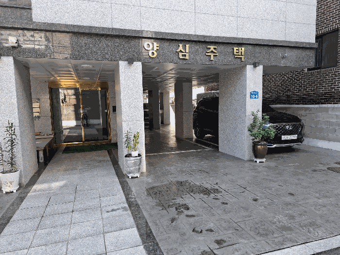 1층 주차장 및 입구