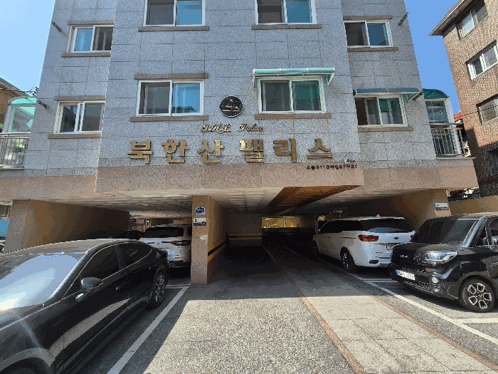 대상 집합건물 출입구 모습