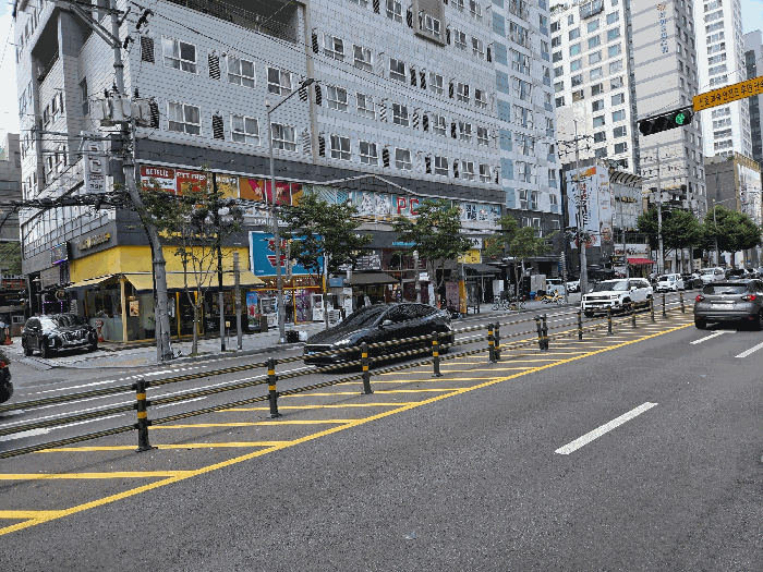 본건 건물 남동측 접면도로