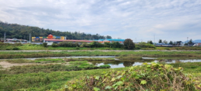 목록1부동산(북서 299도 방향) 전경(천 우측으로 은현초등학교)