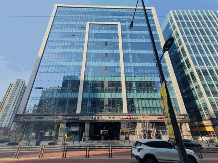 본건 정면 출입구(동측 촬영)
