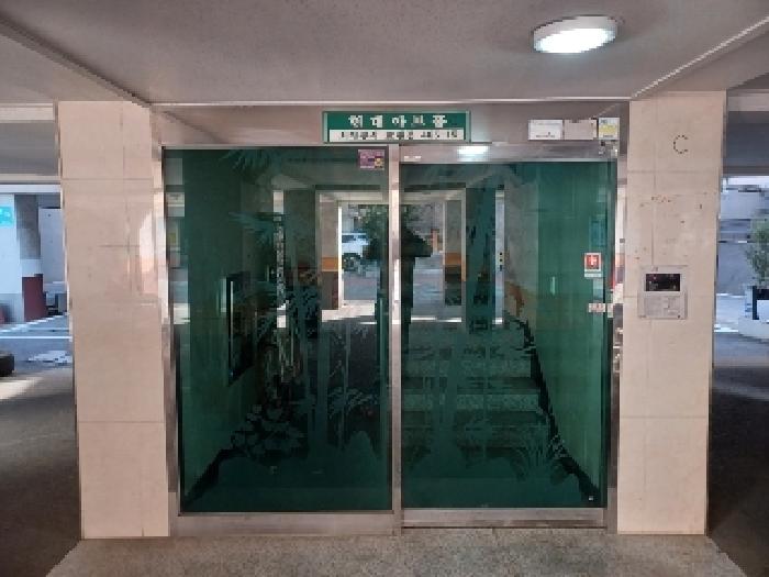 본건 호원동 현대아트홈에 출입할수있는 1층 공동현관문 현황사진