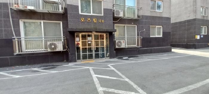 본건 주택 전경(공동출입구)