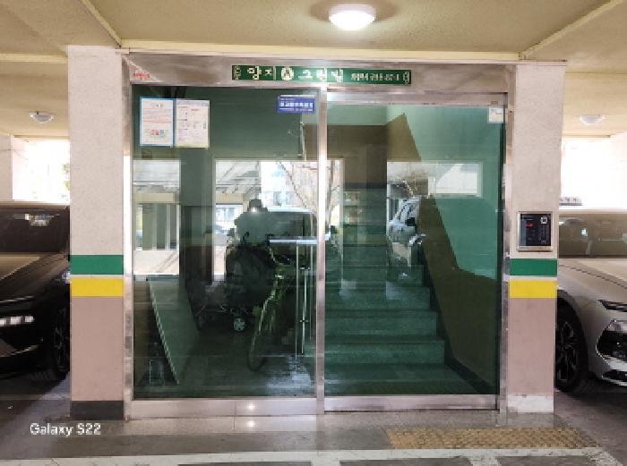 이건 부동산 세대공동출입구