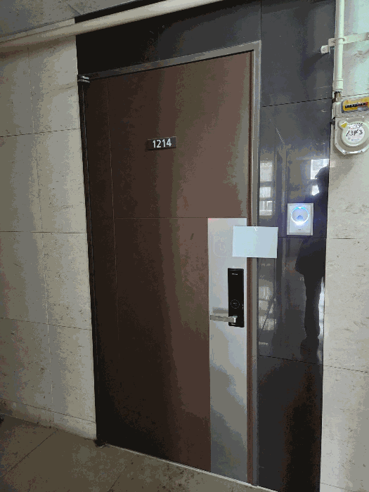 본건 출입구