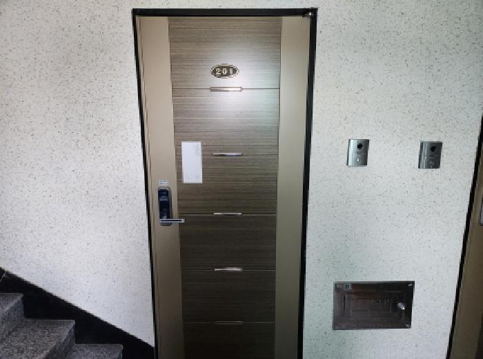 201호 세대출입문