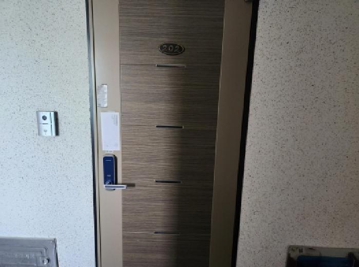 202호 세대출입문