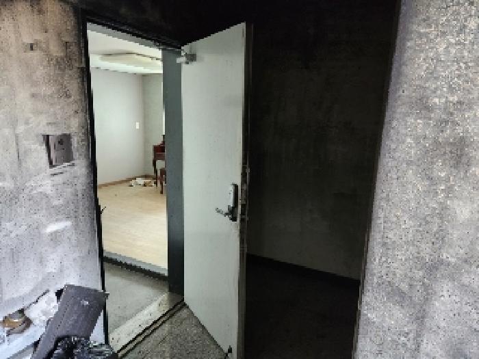 502호 세대출입문