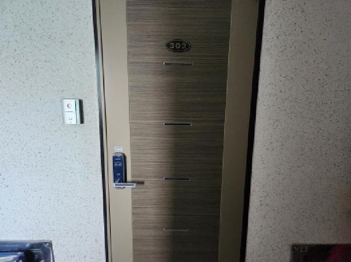 302호 세대출입문