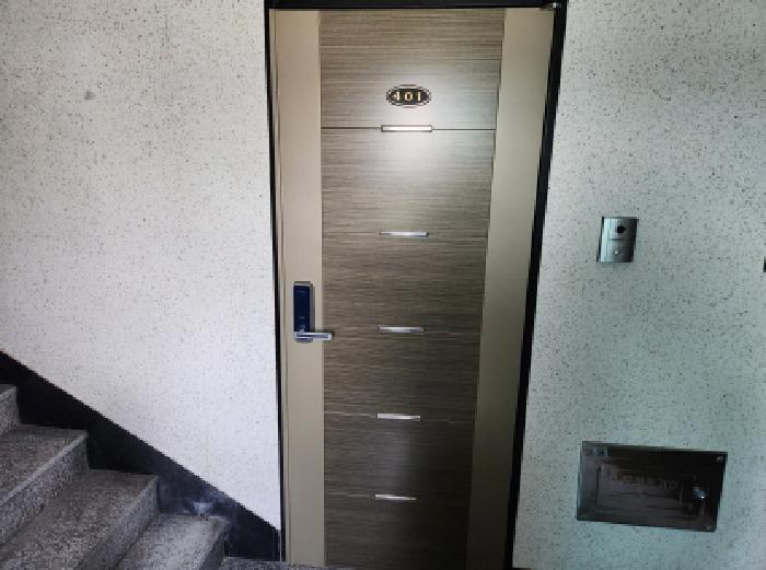 401호 세대출입문
