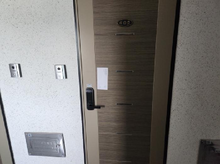 402호 세대출입문