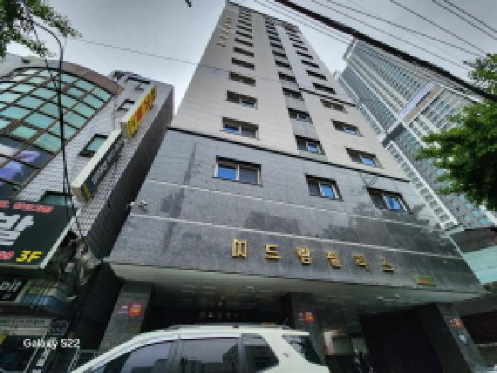 이건 부동산 외관 전경