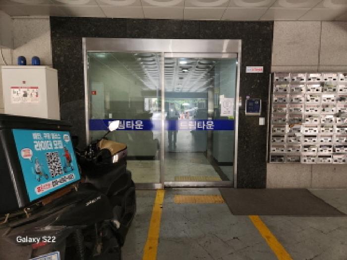 이건 부동산 세대공동출입구
