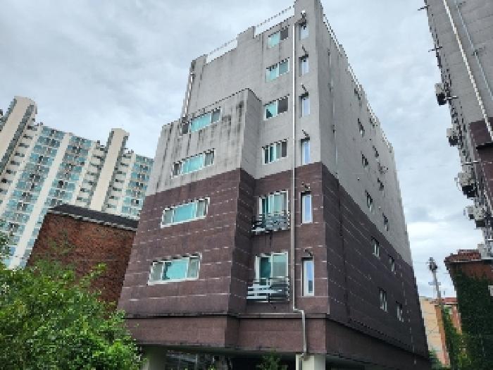 - 본건 외관 전경