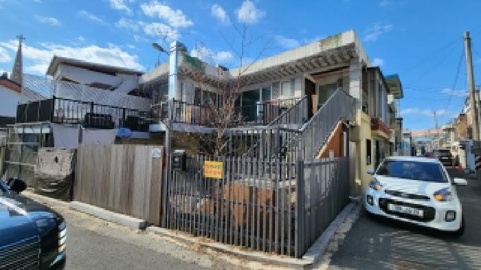 이 건 부동산 외관 전경(대문 쪽 촬영)