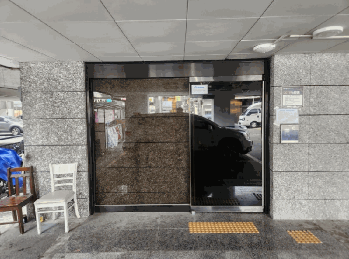 본건 공동현관 전경