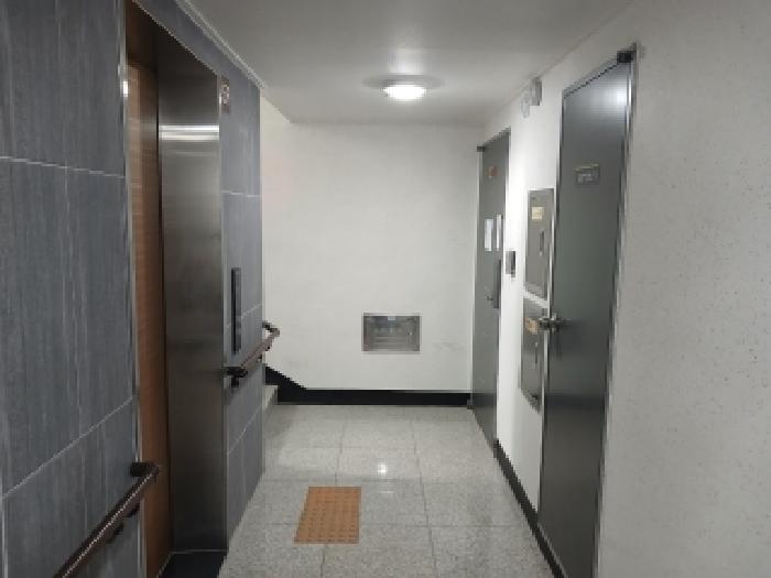 본건 가능동 푸른주택(석천팰리스) 501호가 위치한 5층복도 현황사진