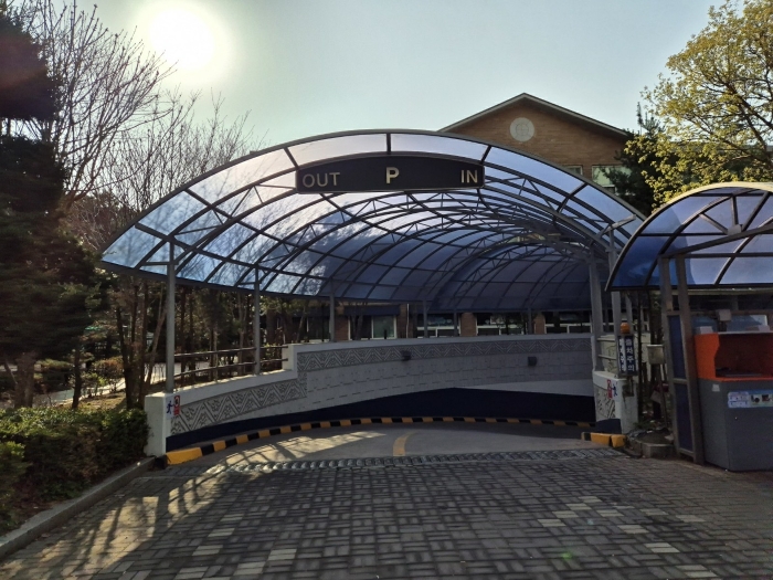 지하주차장 입구