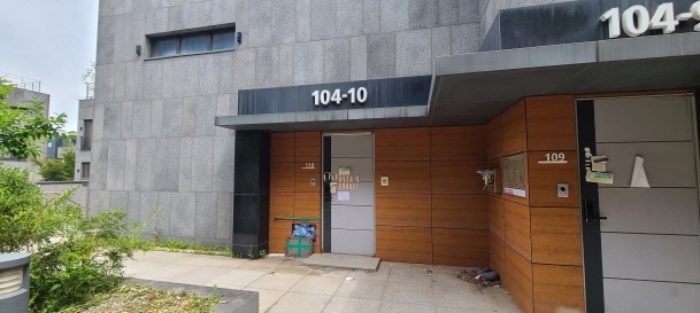 목록 3 건물 출입문 전경(안내문 부착)