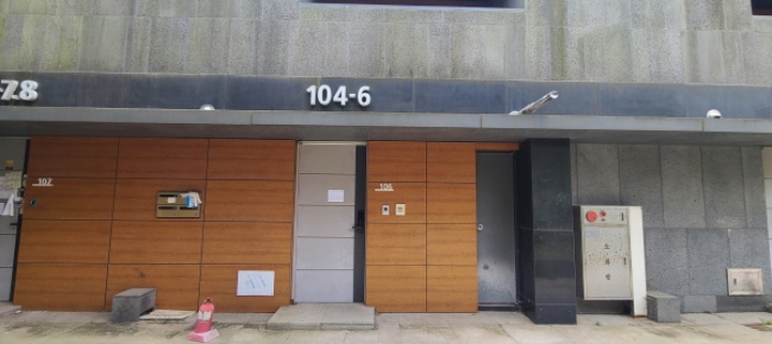 목록 2 전유세대 출입문 전경(안내문 부착)