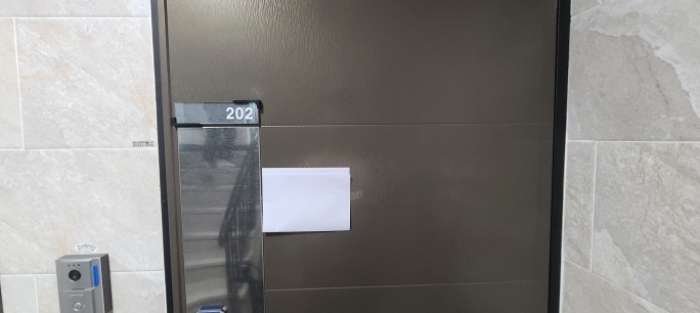 제시외 건물의 202호 출입문 전경