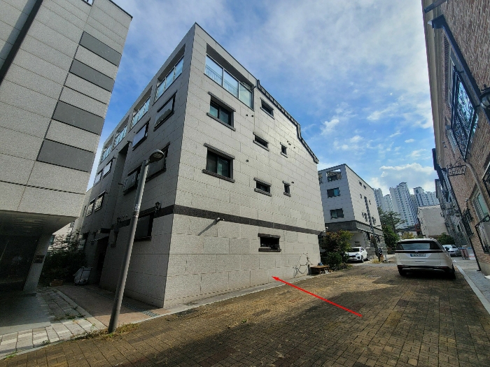 본건(북측에서 촬영)