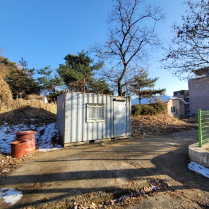 목록5 토지 및 경계부분에 소재한 제시외 컨테이너 전경