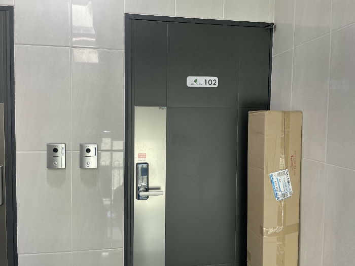 본건 현관출입문 전경