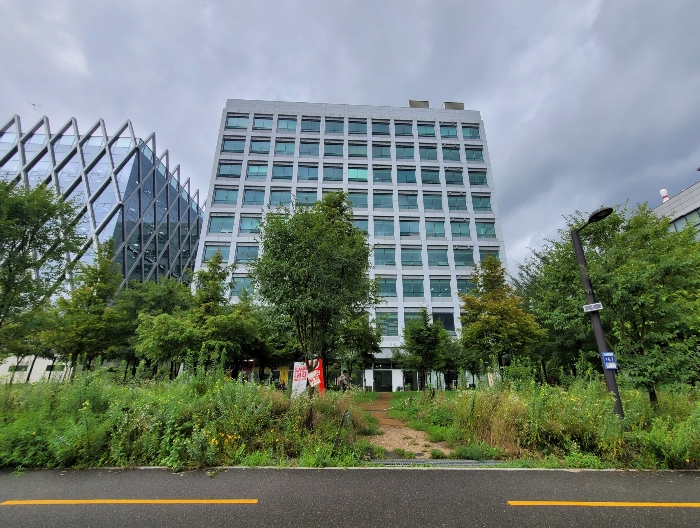 본건(1)-(6)소재 건물 전경(동측에서 촬영)