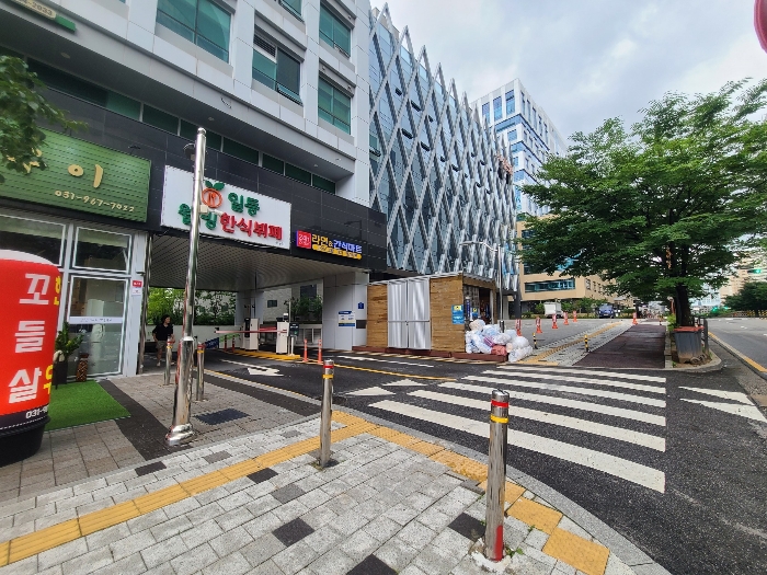 본건(1)-(6)소재 건물 주차장 출입구