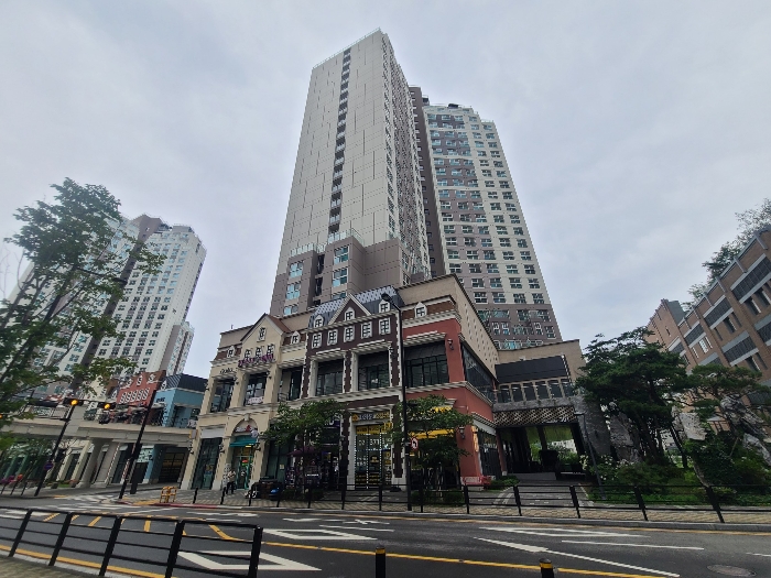 본건(7)소재 건물 전경(북측에서 촬영)