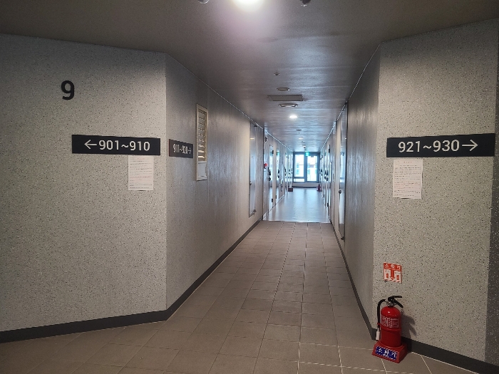 본건(7)소재 건물 9층 복도