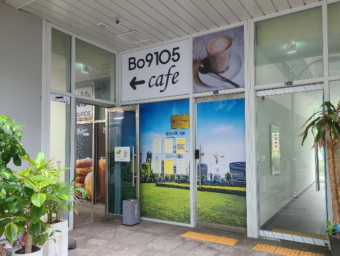 본건(6) 내측 출입구
