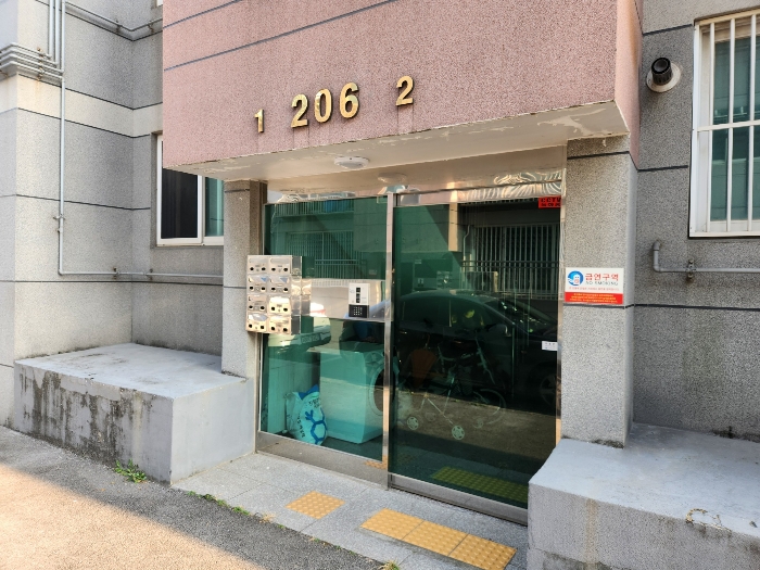 본건 출입구