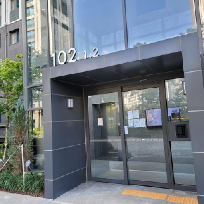공동현관 출입구 전경(`102`동 표시 있음)