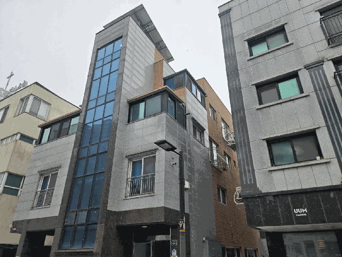 본건 측면 전경