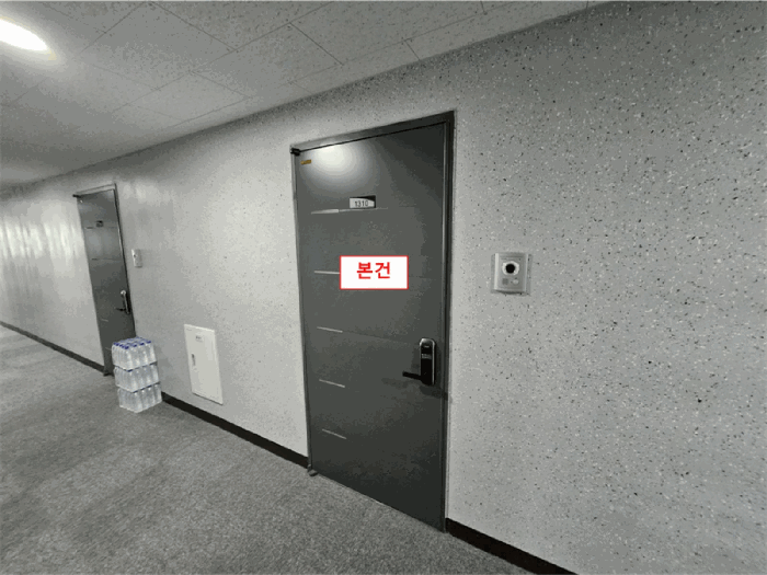 본건 현관문 전경