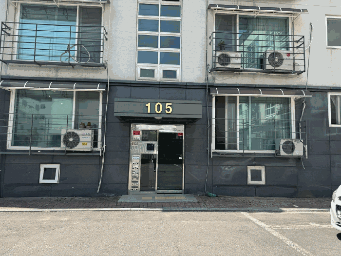 105동 1층 출입문