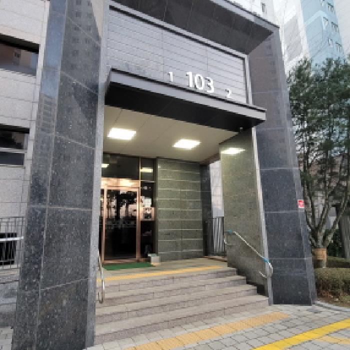 공동현관 출입구 전경(`103`동 표시 있음)