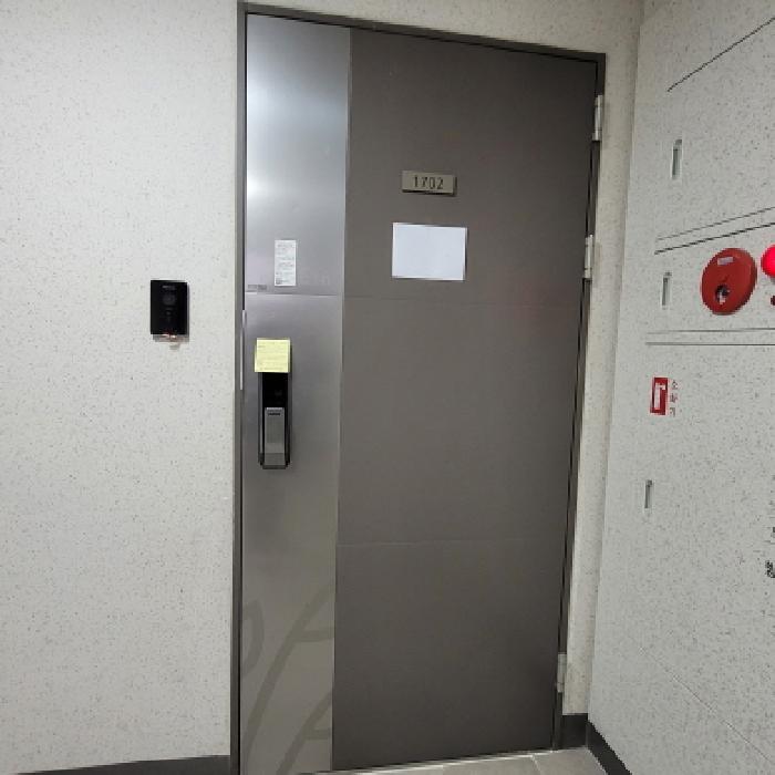 전유부분 출입구 전경(안내문 부착)