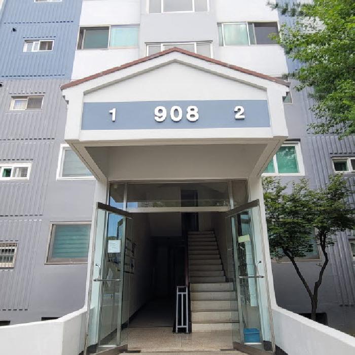 공동현관 출입구 전경(`908`동 표시 있음)