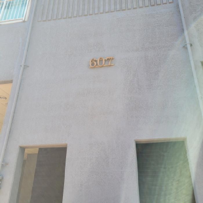건물외벽(`607`동 표시 있음)