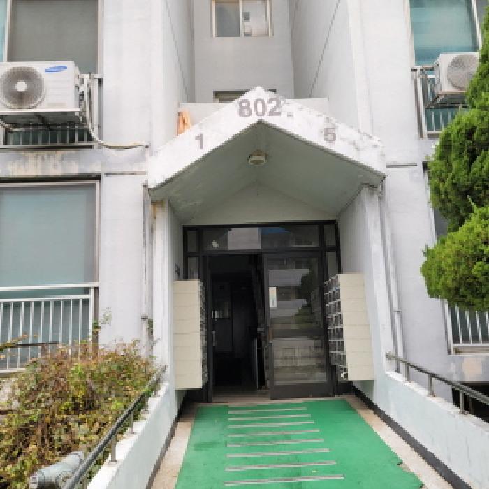 공동현관 출입구 전경(`802`동 표시 있음)