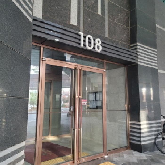 공동현관 출입구 전경(`108`동 표시 있음)