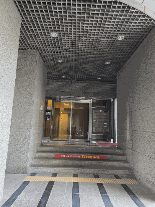 본건 동 출입구