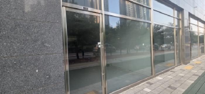 목록3.출입문(안내문부착)