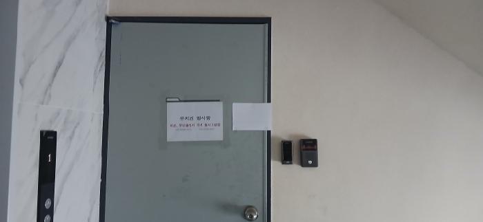 3층 302호 출입문(안내문부착) -호실명패 없음