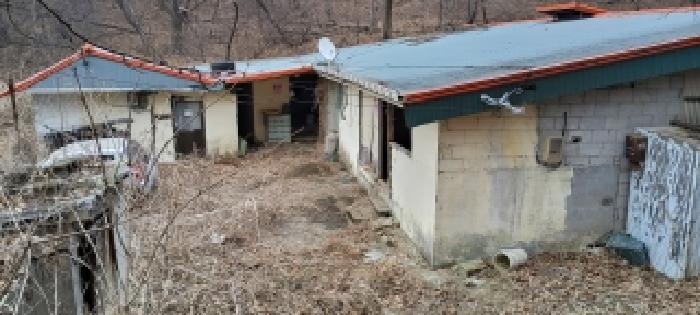 목록4 토지 전경(2) 제시외 건물