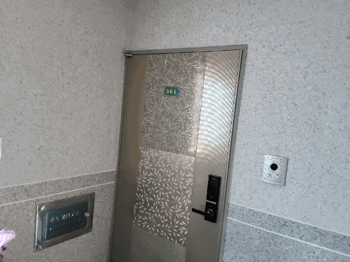 3층 301호 현관
